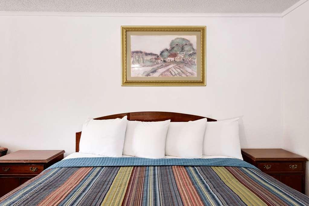 Knights Inn Cleveland/Маседония Номер фото